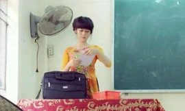 Hình ảnh cô giáo trẻ trên bục giảng đang thu hút sự chú ý của dân mạng. 
