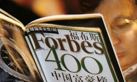 Việc tạp chí Forbes được chính gia đình sáng lập rao bán diễn ra trong bối cảnh ngành xuất bản báo in của thế giới lâm vào giai đoạn khó khăn do doanh thu quảng cáo giảm, lượng phát hành sa sút, và mức độ phổ biến ngày càng gia tăng của các loại hình truy