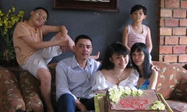 Cô tách khỏi sự đùm bọc của gia đình để sống một mình, theo đuổi ước mơ ca hát. 