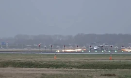 Máy bay Anh chở 59 người gãy càng, cánh đập đất do gió lớn