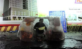 Nhọc nhằn mưu sinh trong đêm mưa Sài Gòn