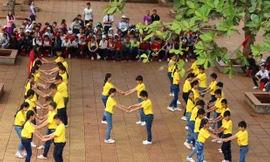 Học sinh biểu diễn dân vũ mừng ngày lễ