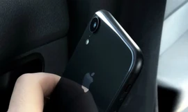 Khung viền iPhone Xc không bóng như ở iPhone X hay Xs, Xs Max sắp ra mắt. Ảnh: iphonesru