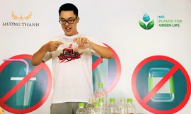 Mai Việt Anh - Thành viên đội bóng rổ Thăng Long Warriors thích thú với hoạt động tái chế đồ nhựa