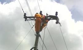 Thi thể nạn nhân treo lơ lửng trên trụ điện cao thế.