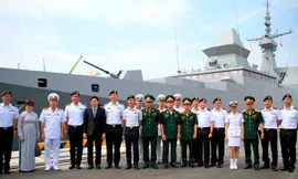Tàu khu trục RSS INTREPID của Hải quân Singapore đến TP. Đà Nẵng. Ảnh: VGP/Thế Phong