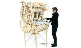 Martin Molin chơi nhạc bằng cỗ máy được vận hành bởi 2.000 viên bi. Ảnh: UPI