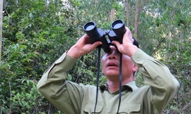 Tú "voọc" quan sát đàn voọc.