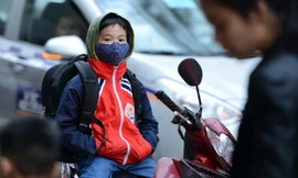 Học sinh co ro đến trường ngày đầu năm mới