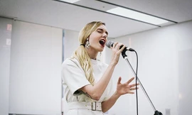 Lara Benito là người Tây Ban Nha. Hiện tại, cô sinh sống và làm việc tại Hàn Quốc.