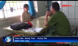 Nửa đêm lẻn vào nhà đổ xăng đốt công an