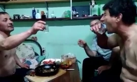 Gặp nạn vì liều mình uống rượu vodka đang cháy