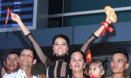 Người đẹp được khán giả tặng bánh mỳ khi về đến TP HCM chiều 18/12.