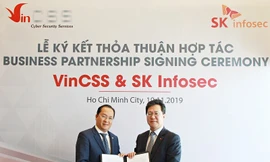 Tổng Giám đốc Công ty VinCSS, ông Đỗ Ngọc Duy Trác (bên trái) và ông Lee YongHwan, CEO của SK Infosec tại Lễ ký kết hợp tác sáng nay.