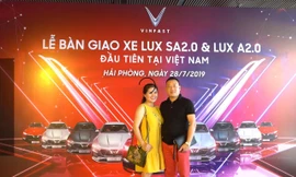 VinFast cho khách hàng nhận xe ngay tại dây chuyền