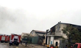 Cảnh sát chữa cháy ở xưởng sản xuất viên nén gỗ khiến hai công nhân thiệt mạng. Ảnh: Nguyệt Triều.