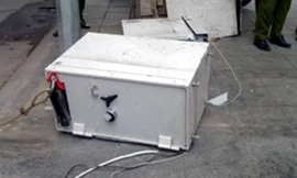 Bắt khẩn cấp kẻ đập phá trụ ATM