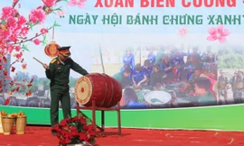 Đại tá Nguyễn Thanh Xuân, Chính ủy BCHQS tỉnh đánh trống khai mạc hội trại