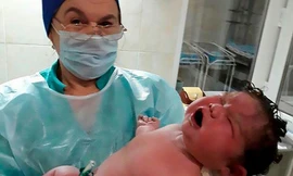 Bé sơ sinh nặng 6,3 kg sau đó được chuyển đến bệnh viện chăm sóc. Ảnh: Cen.