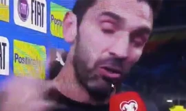 Thủ thành Italia đẫm nước mắt khi trả lời phỏng vấn sau trận