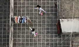 Bộ ảnh chụp cảnh sinh hoạt thân thuộc trên những mái nhà cao tầng