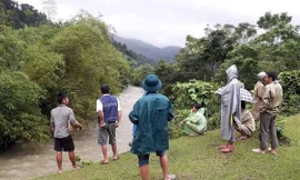 Huy động 100 người tìm kiếm nạn nhân bị nước lũ cuốn mất tích