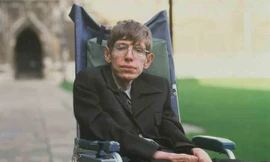Nhà vật lý lừng danh Stephen Hawking mắc ALS từ khi còn trẻ và đã sống chung với căn bệnh hơn 50 năm. Ảnh: Thesun