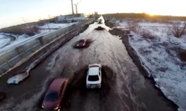 Đường biến thành sông, ô tô rẽ nước như thuyền