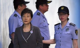 Cựu Tổng thống Hàn Quốc Park Geun-hye bị áp giải đến tòa án ở Seoul ngày 31/8/2017. (Nguồn: YONHAP/TTXVN)