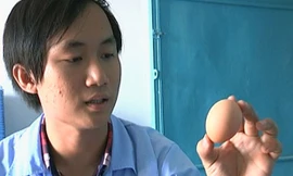 Nguyễn Duy Thiên Ân với những quả trứng lấy từ trang trại nghe nhạc giao hưởng. Ảnh: Duy Trần