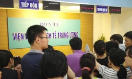 Hà Nội: Phát oải vì chen nhau tiêm vắc-xin '5 trong 1'