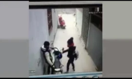 Đôi nam nữ nắm tay nhau đi trộm xe máy bị rượt đánh