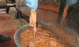 Thịt gà thối độn bột mì thêm phụ gia, phẩm màu độc hại cho ra chà bông giá rẻ. 