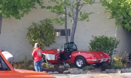 Trổ tài đốt lốp, lao xe vào tường