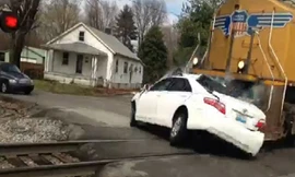 Vụ va chạm khiến chiếc Camry bị kéo lê 800 mm.