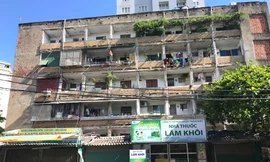 Chung cư D2 trải qua hơn 40 năm đang từng ngày xuống cấp nghiêm trọng, ảnh hưởng đến cuộc sống người dân. Ảnh: Cảnh Thắng