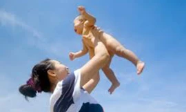 Vì sao không nên tắm nắng cho trẻ qua cửa kính?