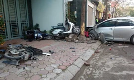 Hiện trường vụ tai nạn đặc biệt nghiêm trọng xảy ra trên phố Ái Mộ hồi tháng 2/2016, khiến 3 người thiệt mạng. Ảnh: Tiến Nguyên/Dân Trí