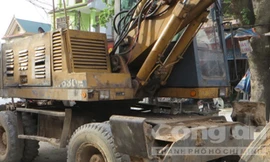 Chiếc máy xúc sau khi đã dập tắt lửa