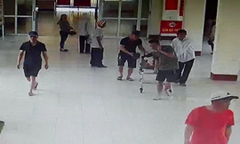 Nhóm người đàn ông đưa thai phụ bị tai nạn giao thông vào làm thủ tục nhập viện. Ảnh: Trích xuất camera