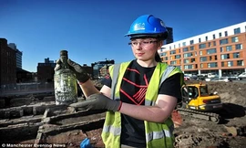 Chai rượu trăm tuổi nguyên vẹn dưới lòng đất