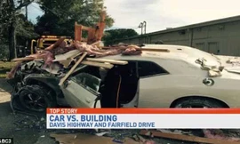 Lái xe đâm nát tường vì muốn... đi xuyên không