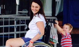 Jo Gilchrist bị liệt sau khi dùng chung cọ trang điểm với người bạn thân. Ảnh: Independent