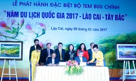 Lãnh đạo Bộ TT&TT và UBND tỉnh Lào Cai ký kết phát hành bộ tem đặc biệt.