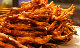 Người tiêu dùng cần đến những cơ sở uy tín để biết rõ nguồn gốc xuất xứ khi mua chân gà. Ảnh minh họa