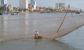 Rớ của bà Ánh đặt bên cạnh chân cầu Nhật Lệ