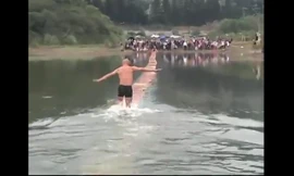 Clip võ sư chạy băng băng hàng trăm mét trên mặt hồ