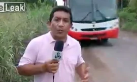 Đưa tin về giao thông, phóng viên suýt bị xe buýt đâm