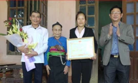 Ông Lê Văn Tuấn, Chủ tịch UBND huyện Ngọc Lặc, trao giấy khen và thưởng "nóng" cho đại diện gia đình thủ môn Bùi Tiến Dũng