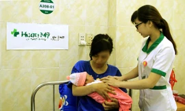 Bé gái chào đời bằng sinh thường nặng 3,3kg.